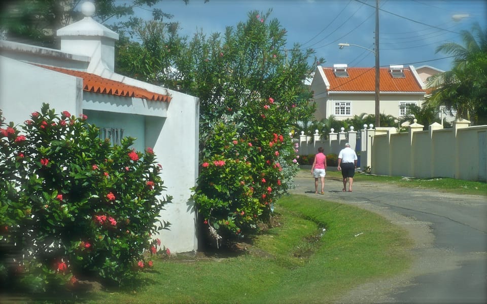 Stroll in your garden neighbourhood to convenient shops & restaurants.