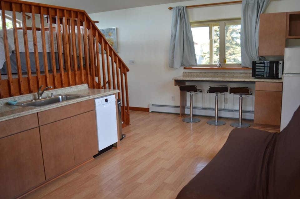 Breakfast bar and in room kitchenette complete with small dishwasher!