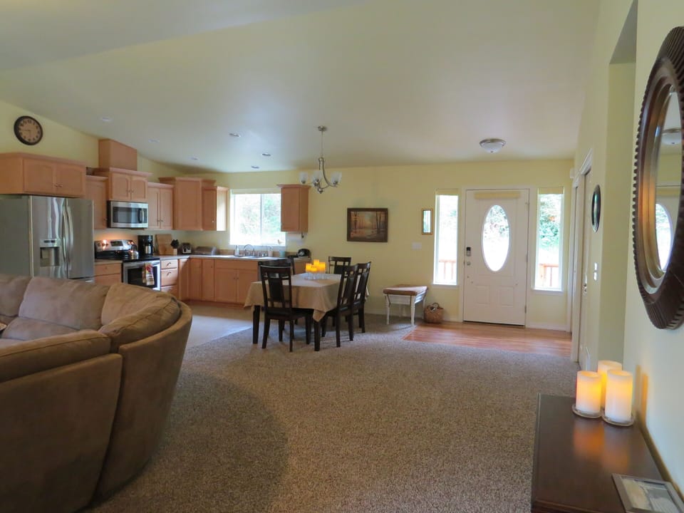 Vaulted Ceiling in Spacious Greatroom 