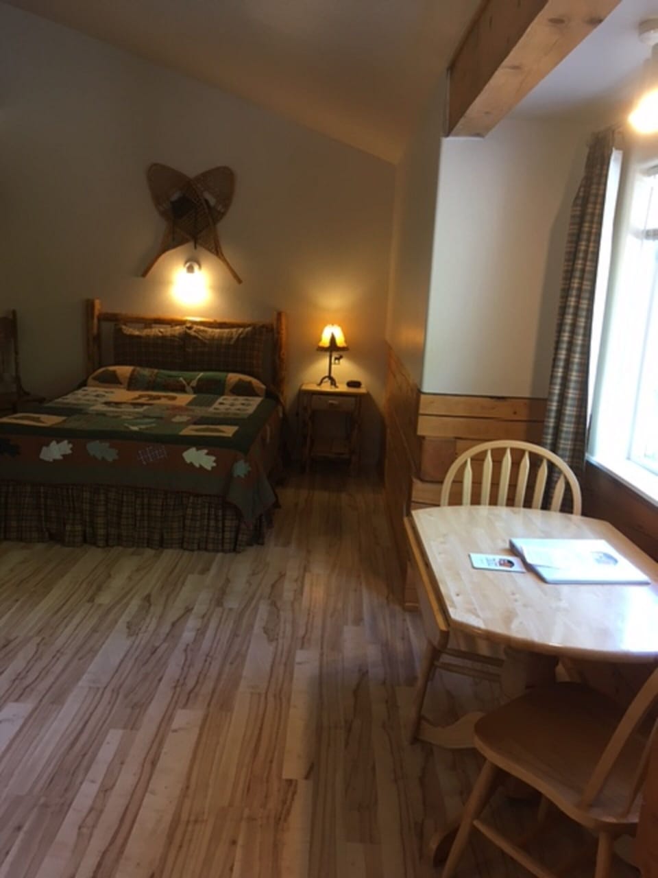 Queen bed & dining area