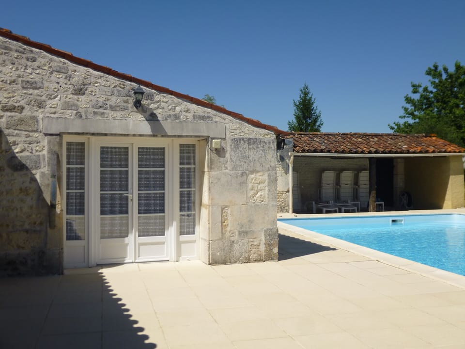 entrée au gite et accès direct à la piscine