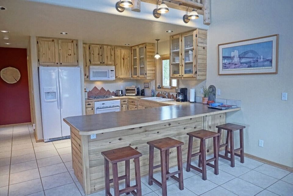 Spacious Kitchen with Gas Range, Breakfast Bar