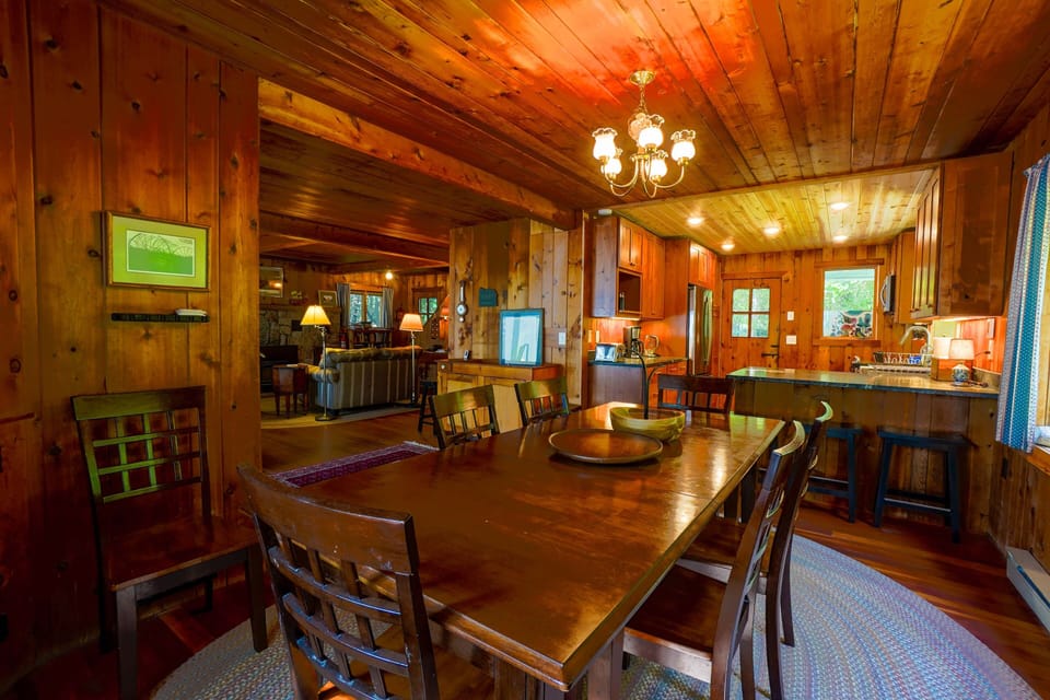 Dining room open to beautiful kitchen
