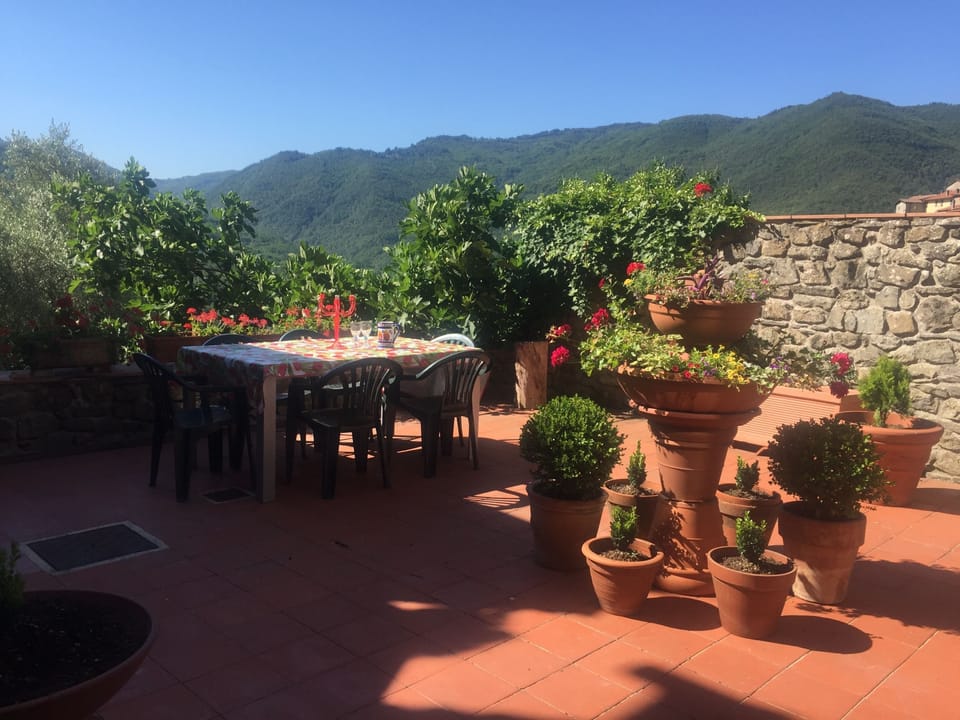 Courtyard, the perfect place to dine with views of the mountains