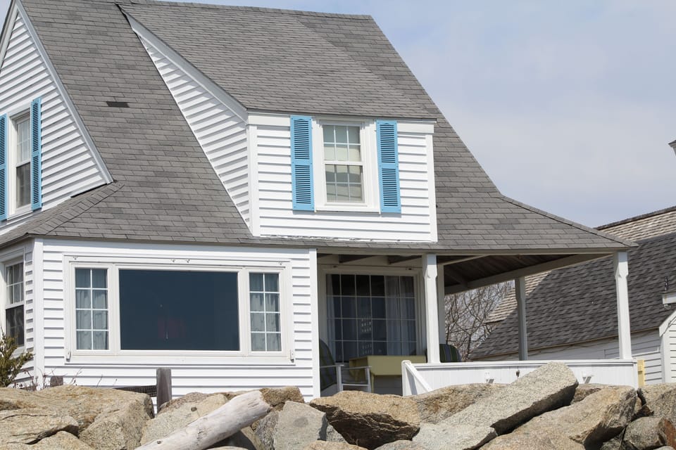 Quaint Cottage right on beautiful Goose Rocks Beach