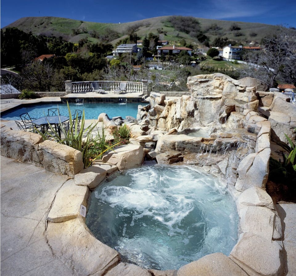 Pool & Jacuzzi