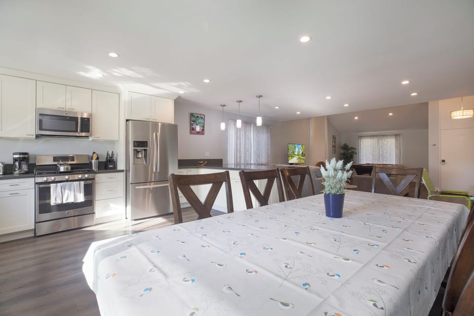 Dining area for 8 
