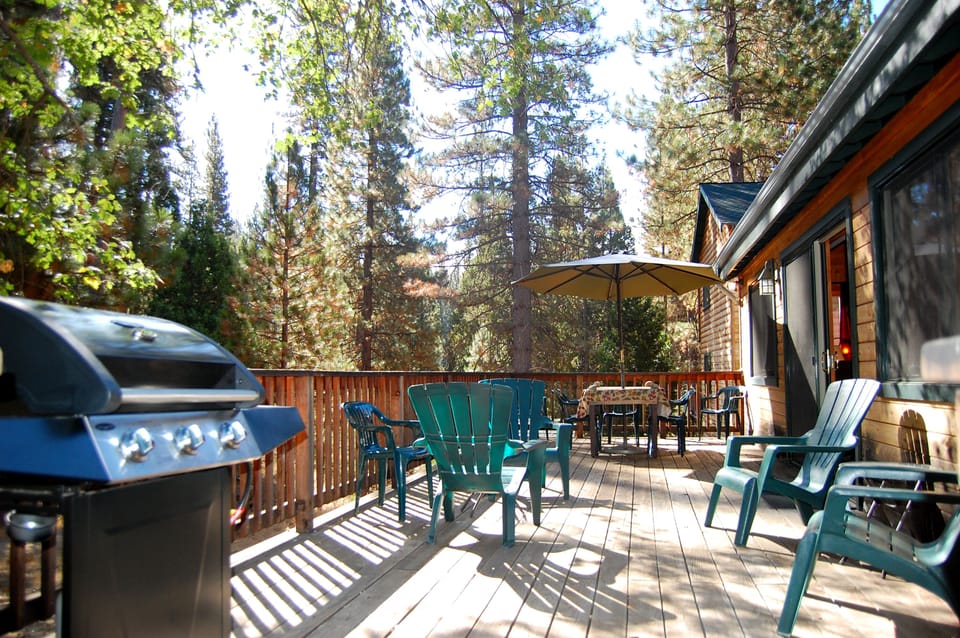 Back deck with gas grill