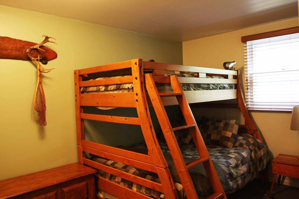 Two bedoom with twin over full bunkbeds