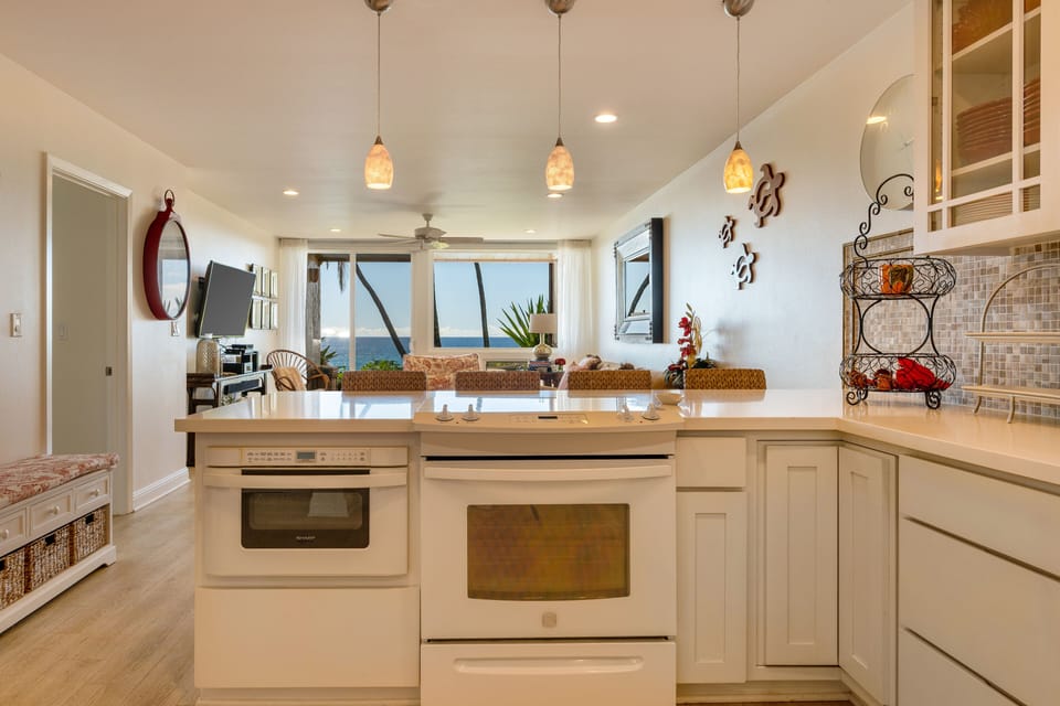 Poipu Makai E1 Kitchen with Ocean View - Poipu Makai E1 Spacious Kitchen with Ocean View
