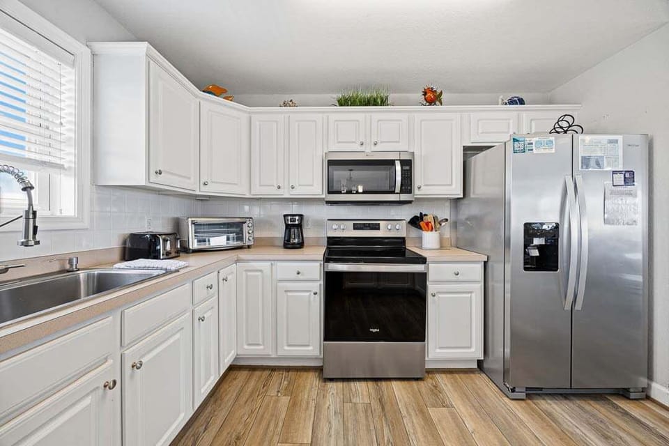 Top-Level Kitchen with Bar (seats 4)