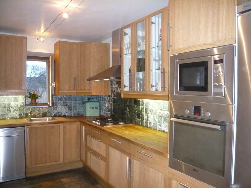 The well-equipped kitchen