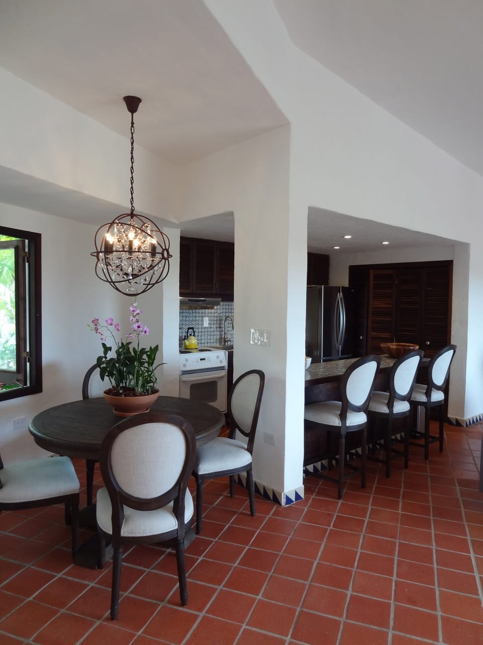 Open kitchen and dining floor plan.