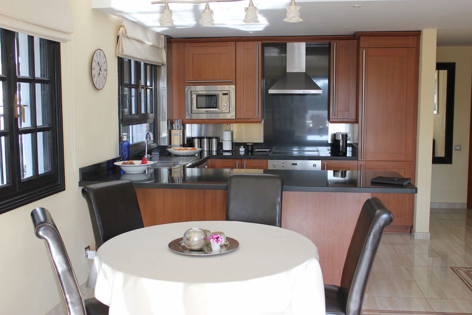 Kitchen and dining table