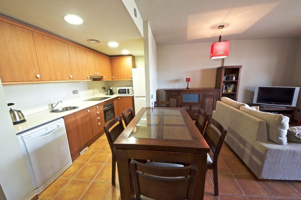 5. les-oliveres-resort-costa-dorada-tarragona-ampolla-l'ampolla-casa-2-kitchen-and-dining-area-spain-holiday-holidays-vacation