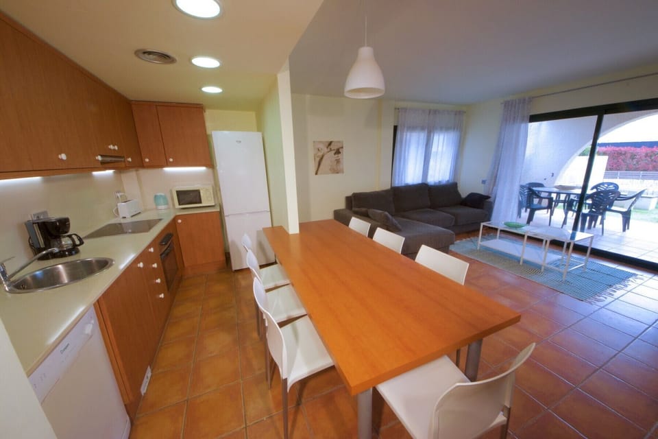 6. les-oliveres-resort-costa-dorada-tarragona-ampolla-l'ampolla-casa-47-kitchen-and-dining-area-spain-holiday-holidays-vacation