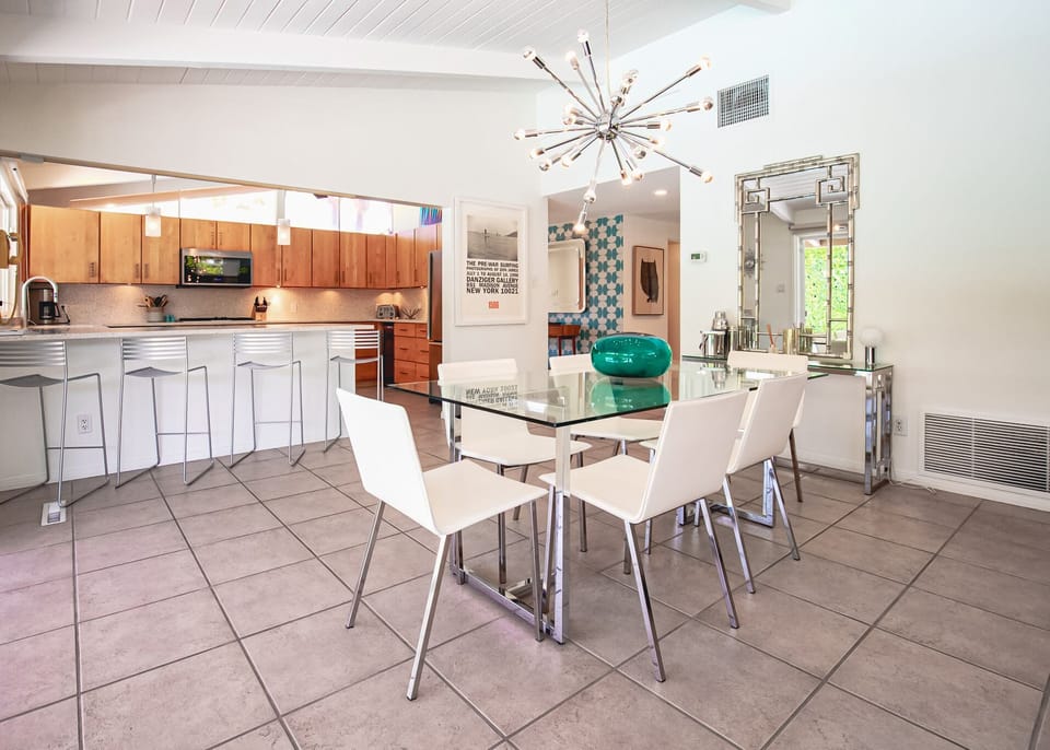 Dining room for 6 overlooking the pool