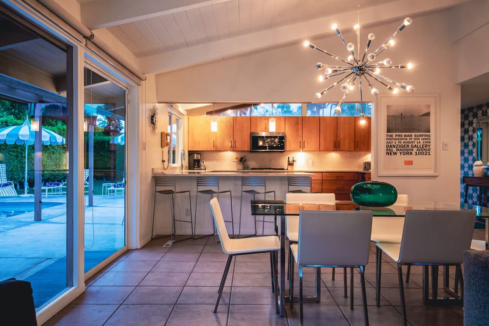 Dining room for 6 overlooking the pool