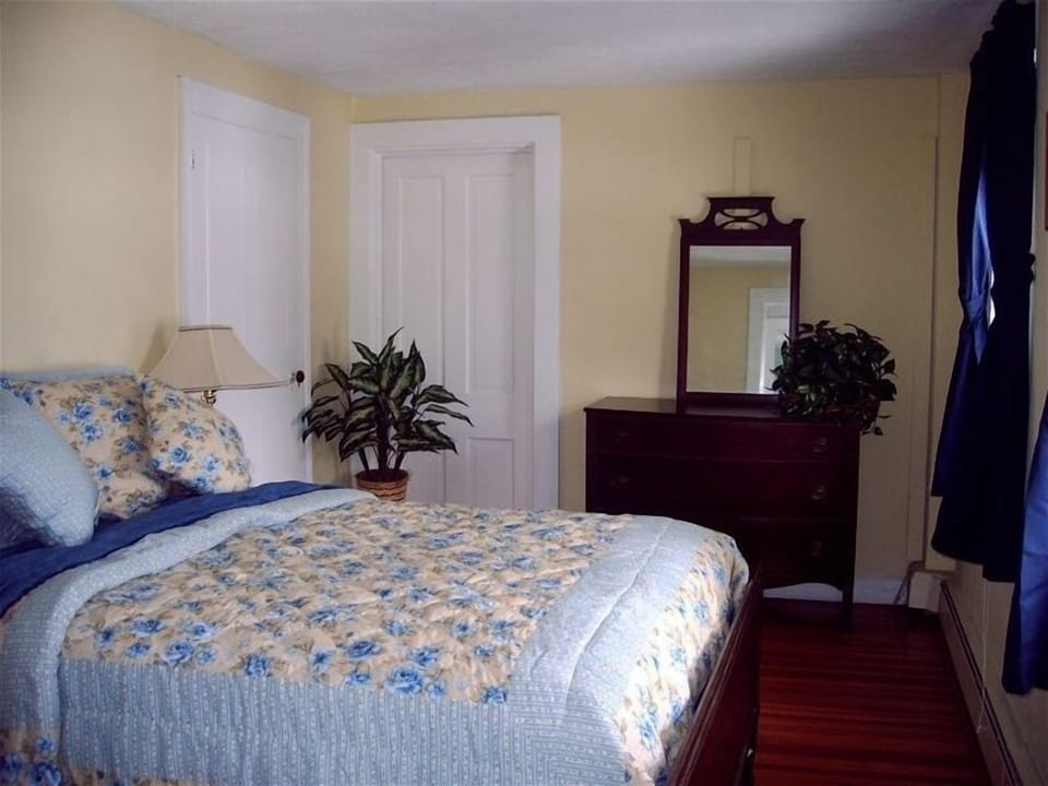 Full Bedroom