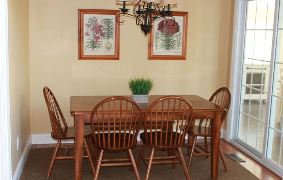 Breakfast nook with access to sun room