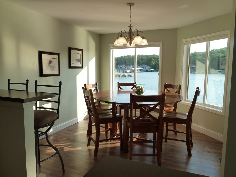Beautiful eat-in kitchen. Seating for 6 around the table. Plus 7 more at the bar