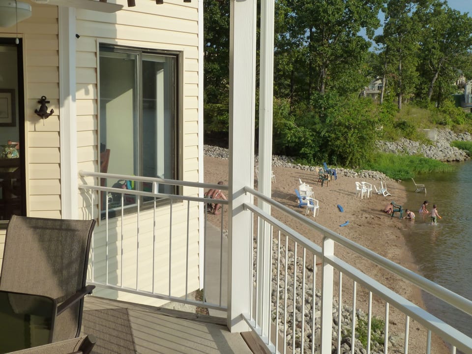 Only building w/ concrete deck floors. No splinters or uneven floor boards here.