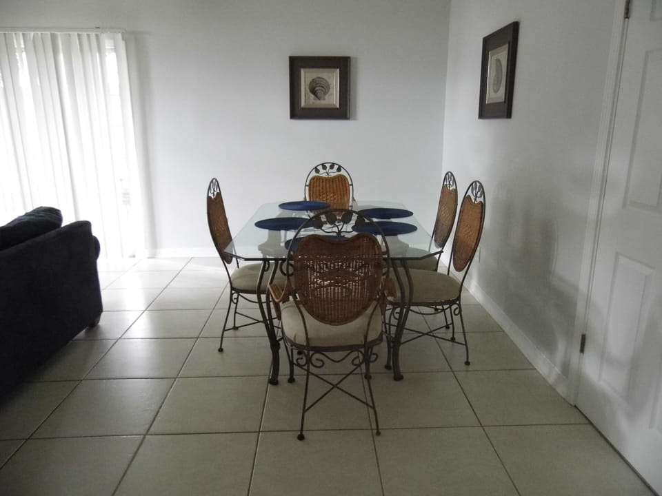 Dining room seats 6!