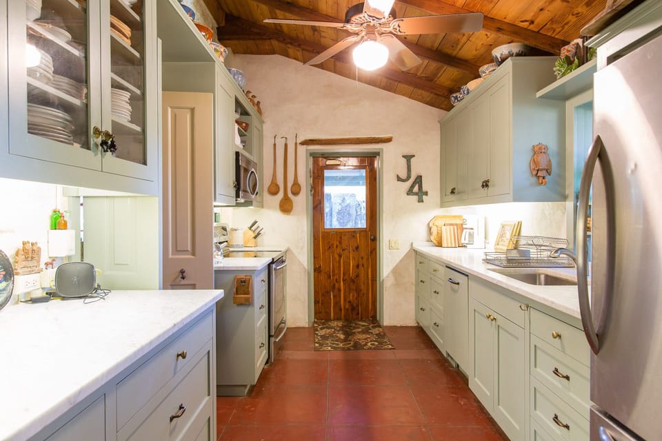 Modern, well-stocked kitchen, top notch appliances, use veggies from our garden!