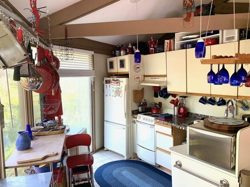 fully equipped kitchen..cook in/eat out...lots of great restaurants wlkng dstnc