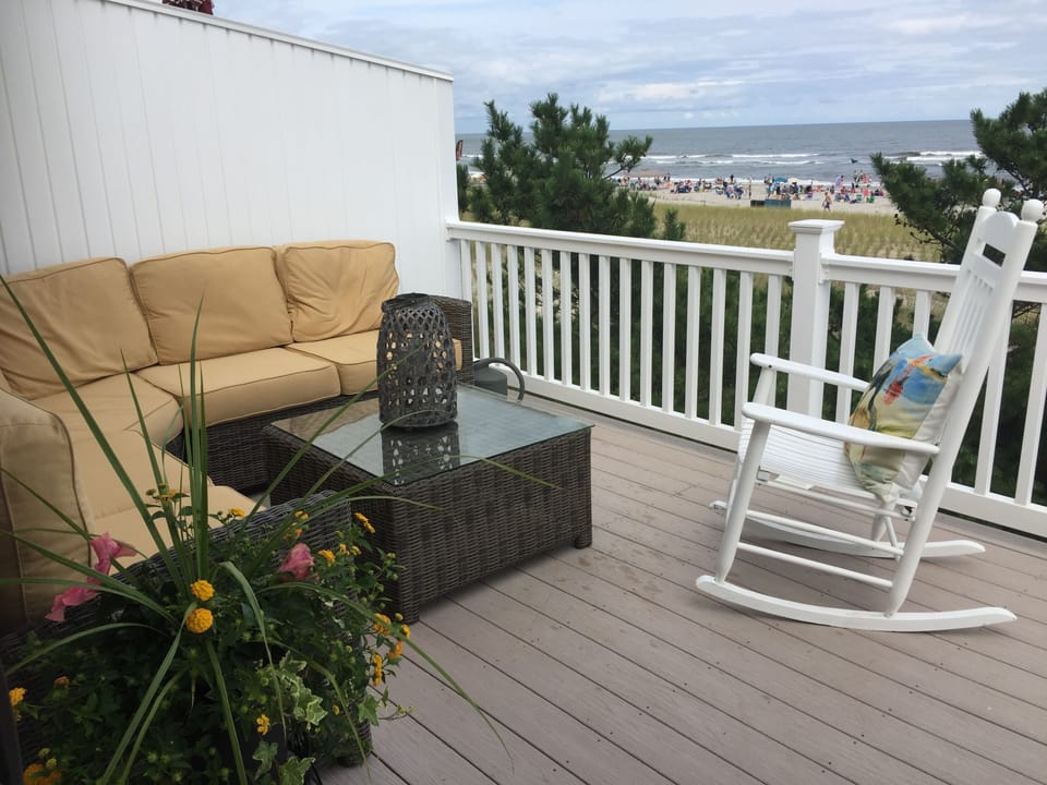 ample and comfortable deck seating