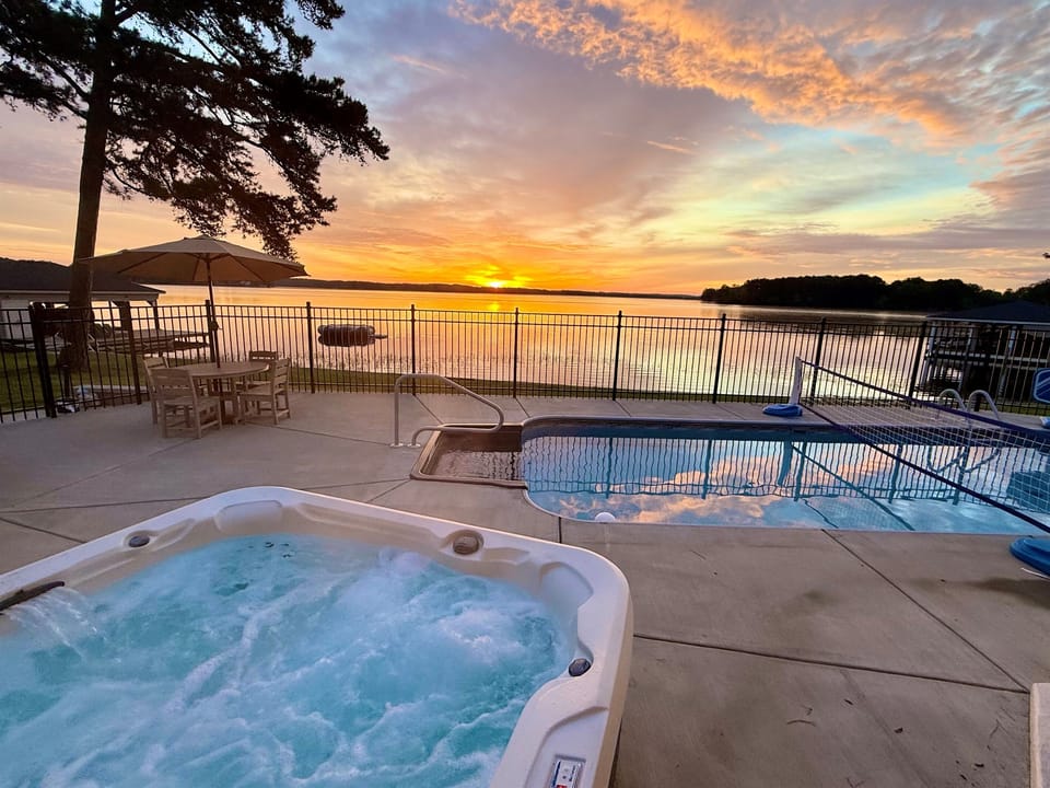 Endless Sunrise! - Hosted by LakeGastonVacationHomes