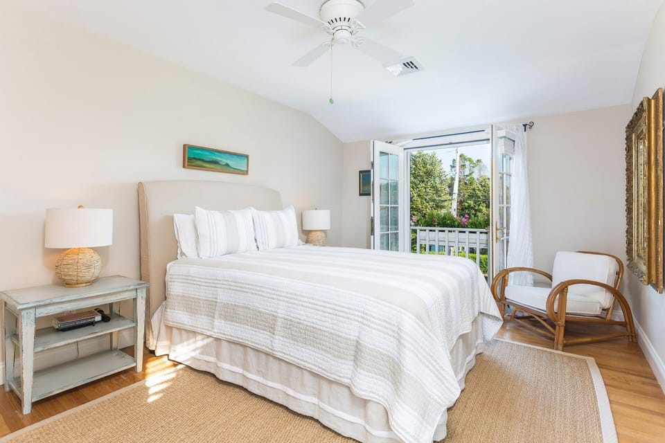 Primary Bedroom Ensuite - Queen Bed - 2nd Floor