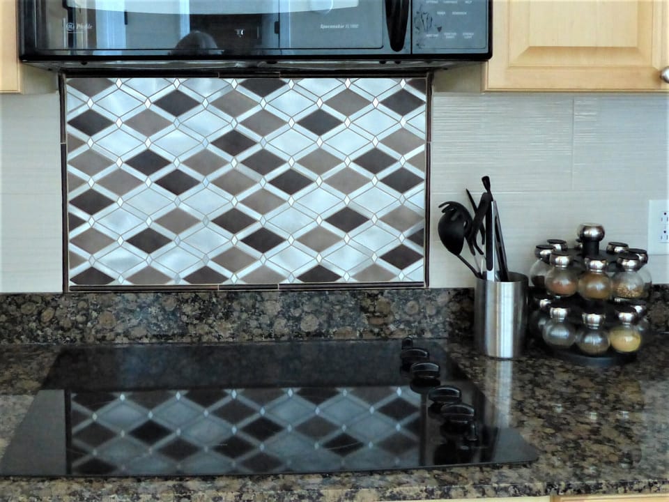 Kitchen Cooktop with Modern Backsplash