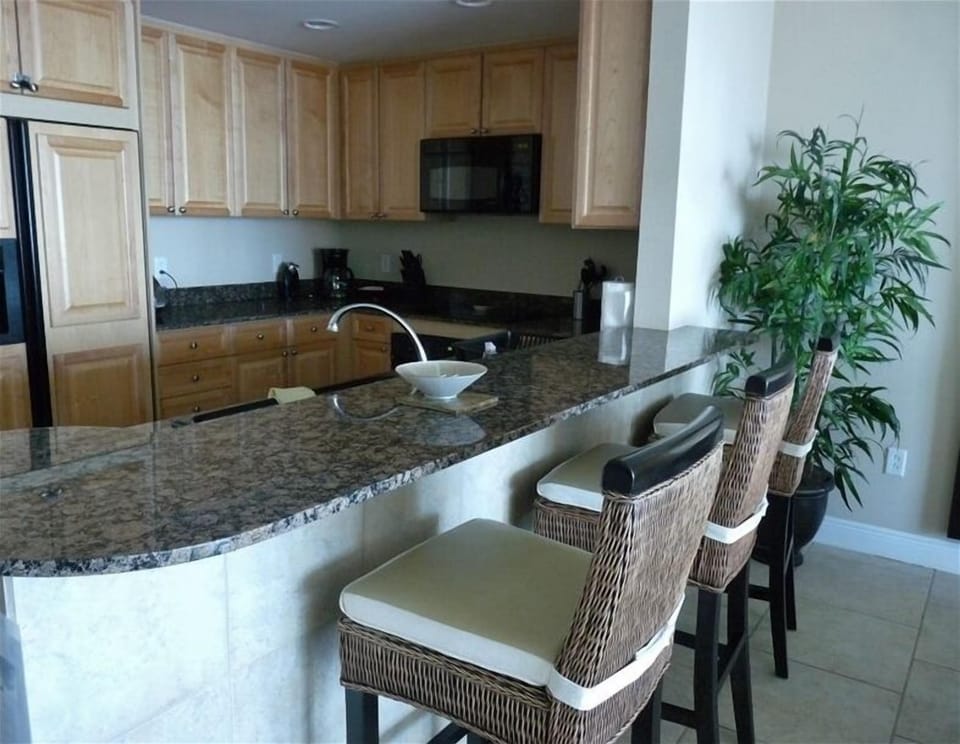 Kitchen with Breakfast Bar