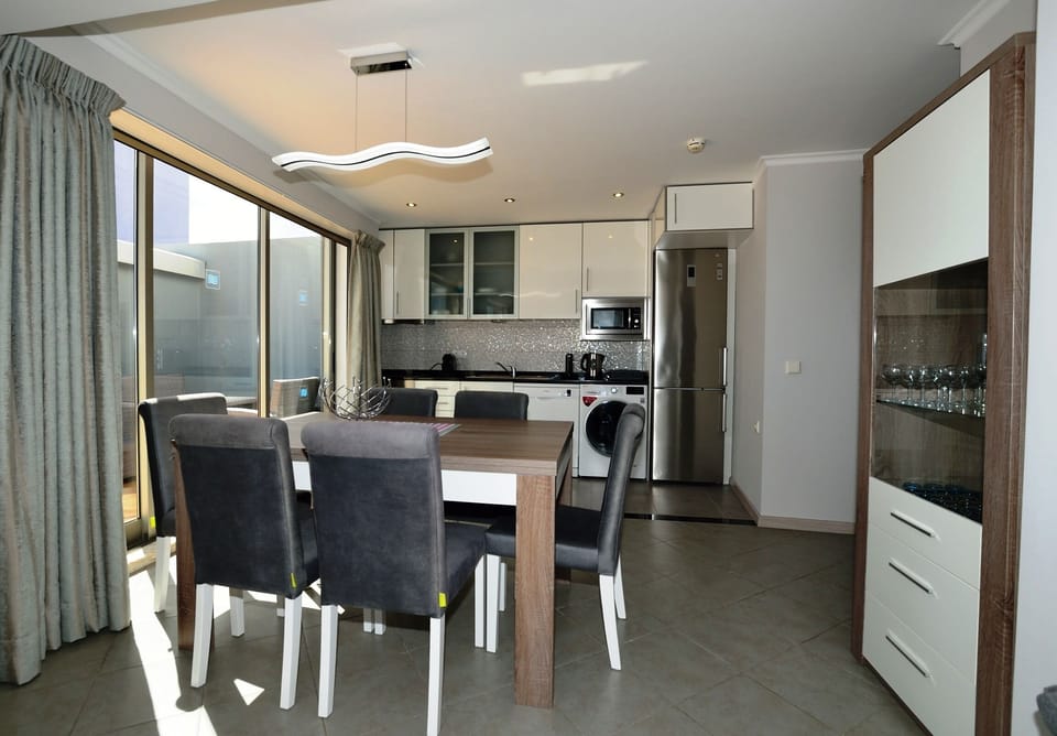 Kitchen & Dining Area