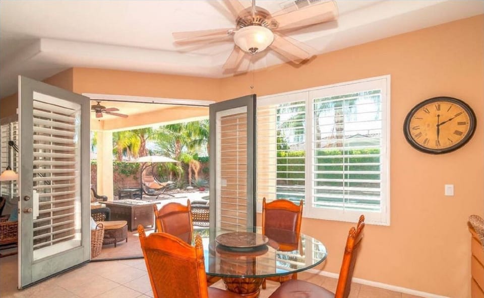 The eating area can seat up to 5 people, while having a view of the pool.