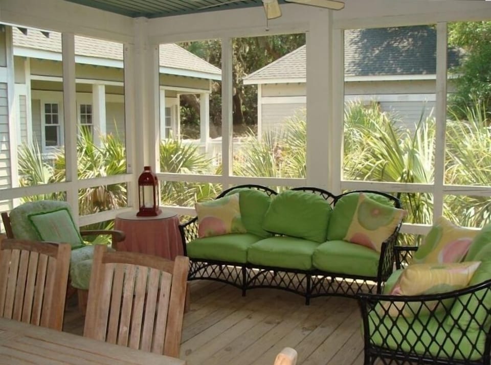 Come Relax on the Screened in Porch