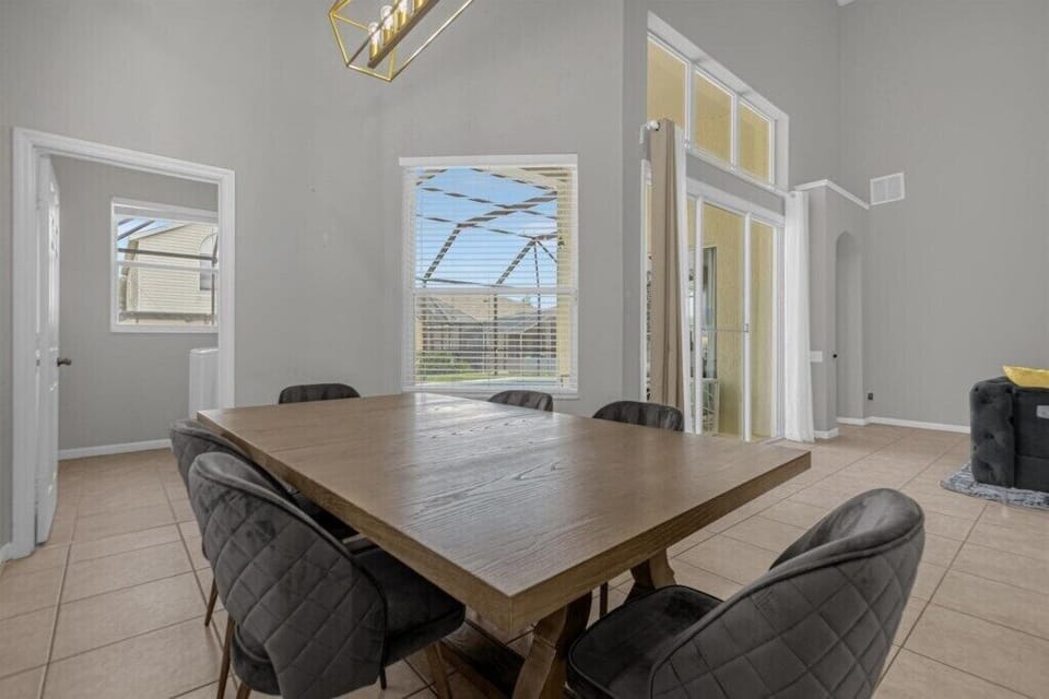 8017 King Palm Circle (6).jpg