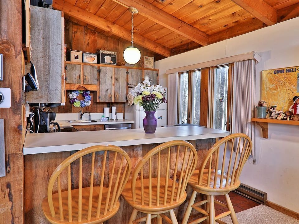 Full kitchen with service bar