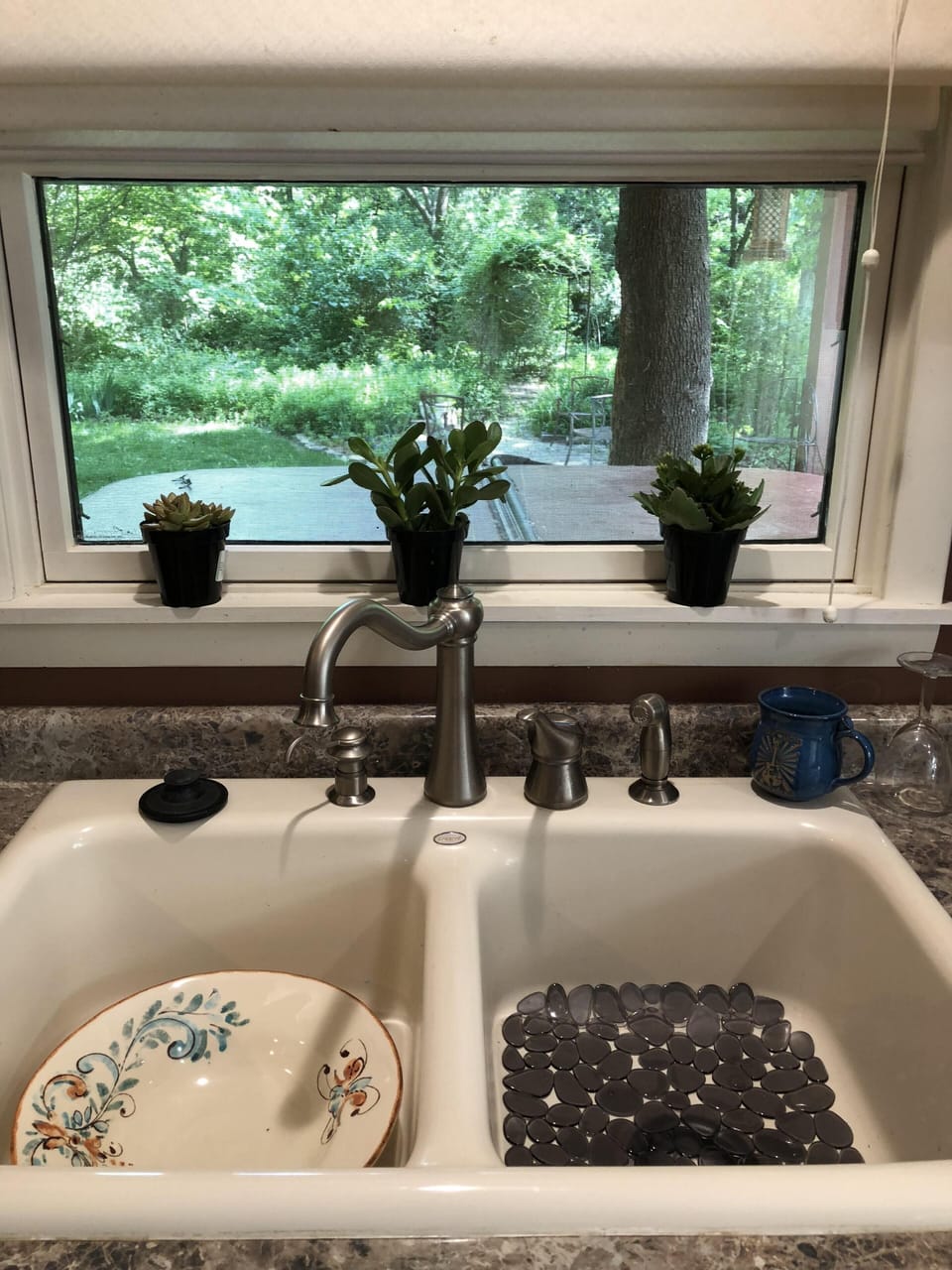Every cook wants a nice view to the flowers and nature!  You get 2 in this kitch