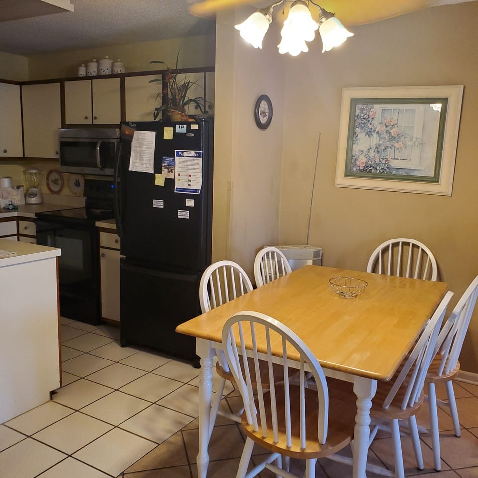 dining room table (seats 6)