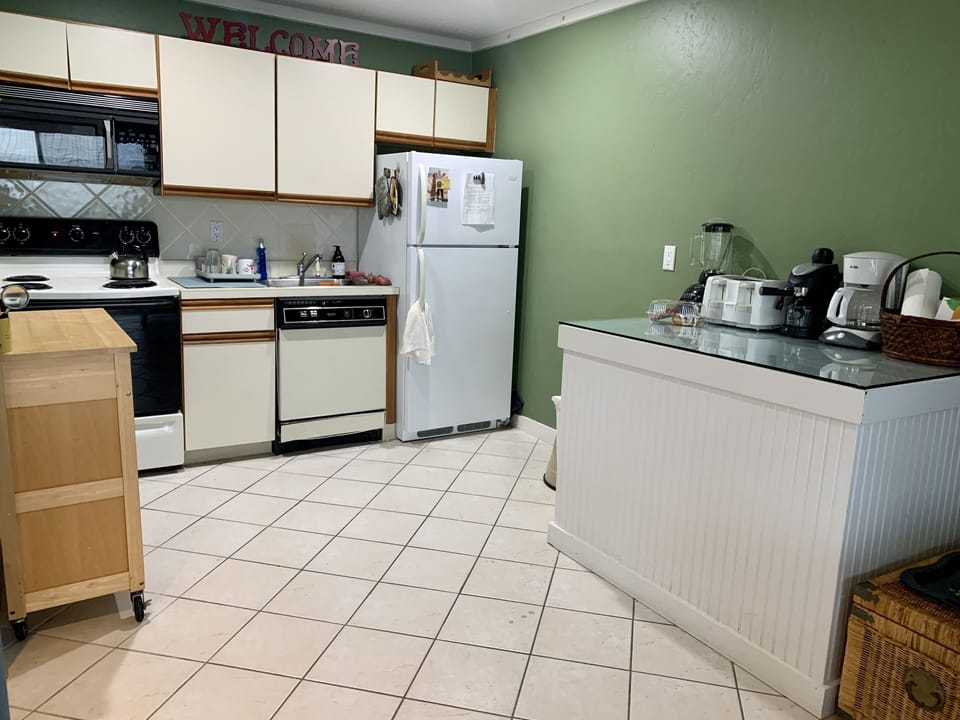 Microwave, dishwasher, espresso machine... enjoy!