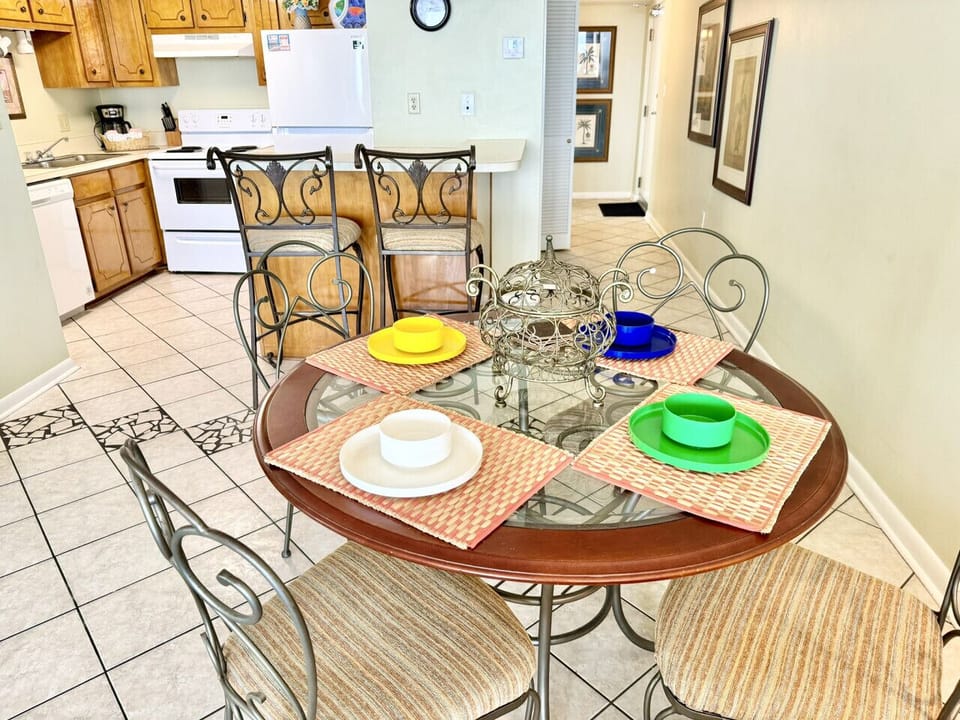 Short distance to the dining table from the kitchen. Serve food easily!