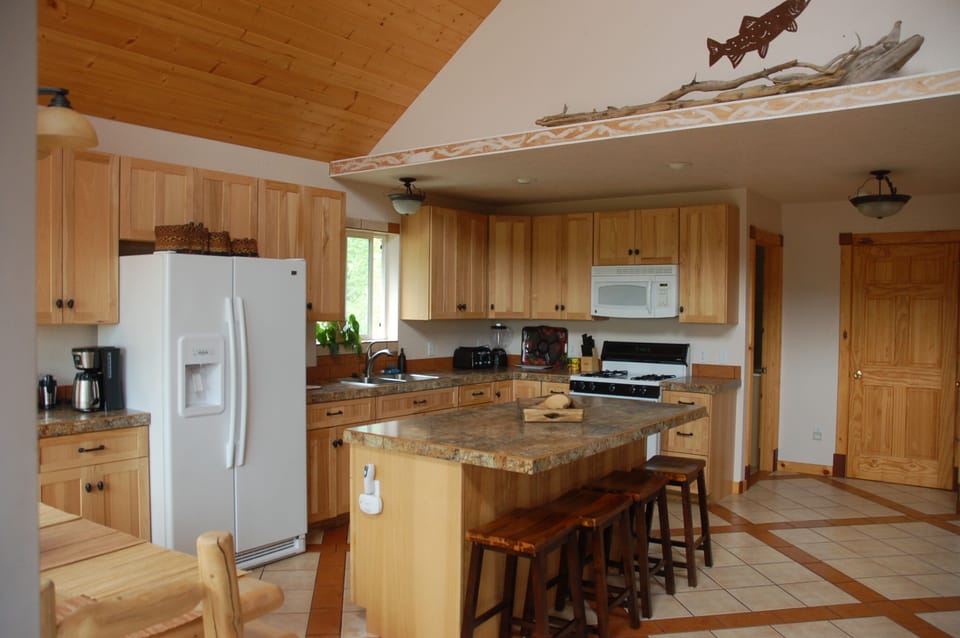 Kitchen Center Island with 4 stool bar in Harmony Cabin