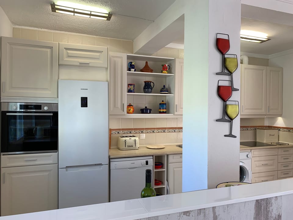 Fully equipped kitchen, large fridge/freezer
