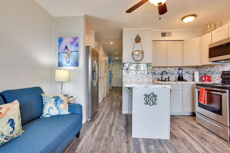 Living Room | Free WiFi | Cable TV | Central A/C & Heat | Sleeper Sofa