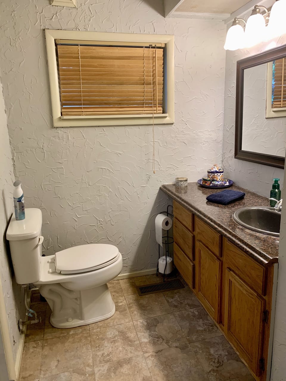 Main bathroom 