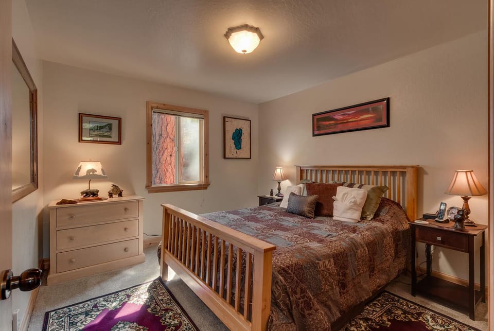 Bedroom 2, queen - Bedroom 2, queen
