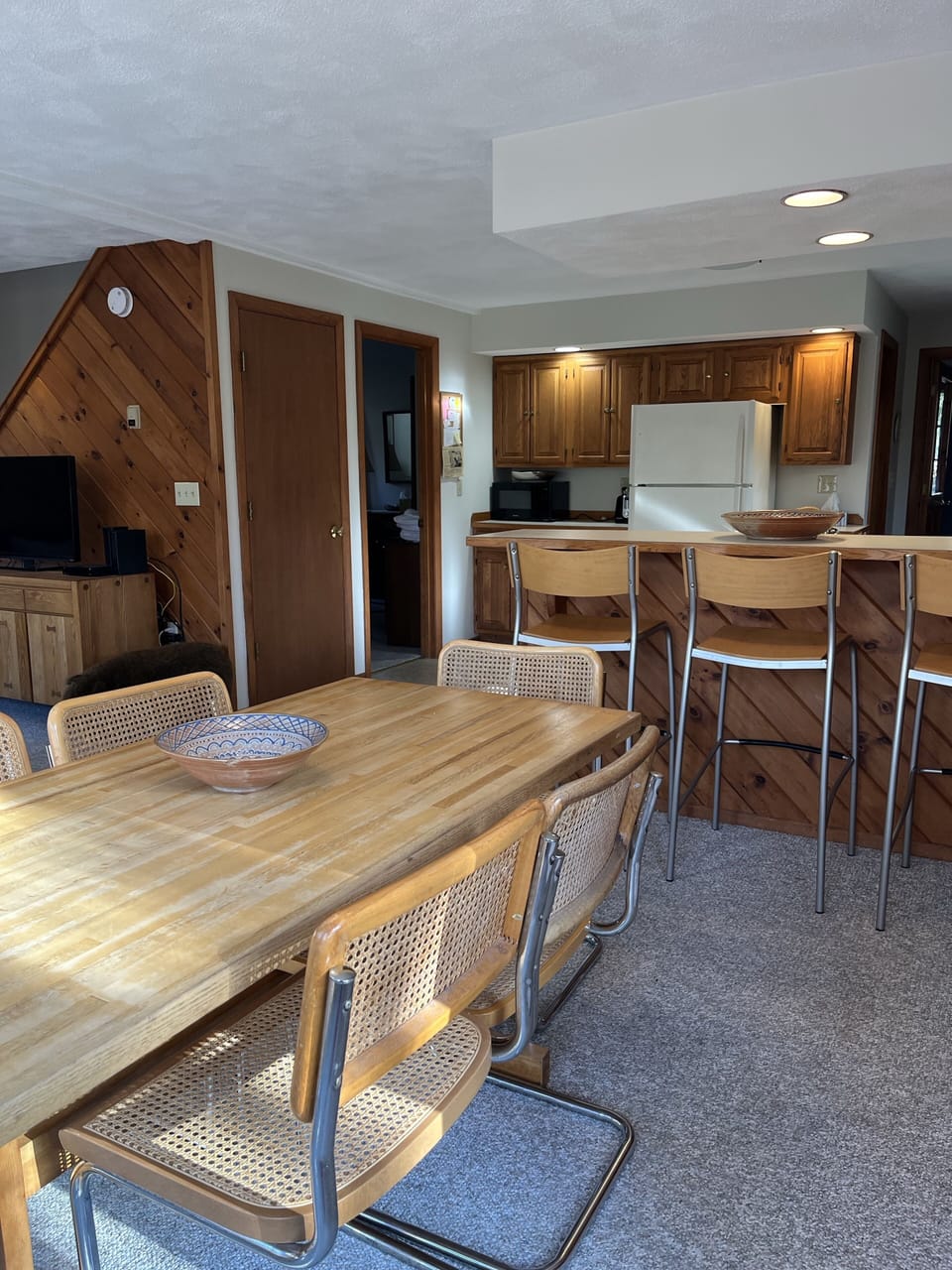 Dining area/bar.