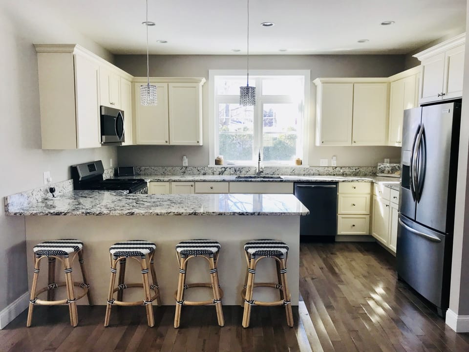 KITCHEN AND BREAKFAST BAR